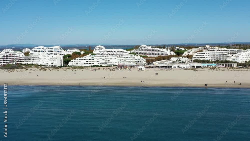 Survol de la Grande-Motte et de ses plages Survol de la Grande-Motte et de ses plages