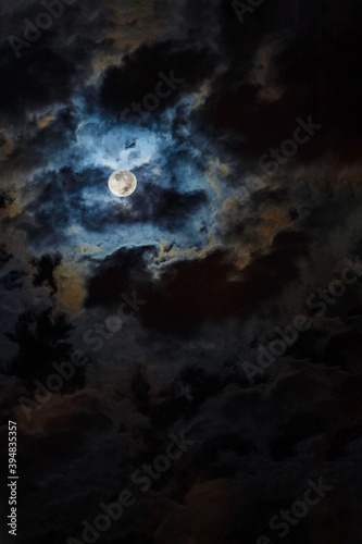 Luna rodeada de nubes