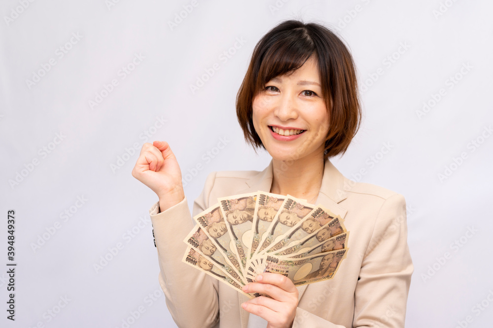 お金の使い道に悩む女性【2020】	
