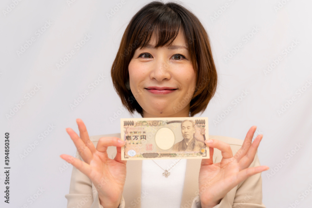 お金の使い道に悩む女性【2020】
お金の使い道に悩む女性【2020】