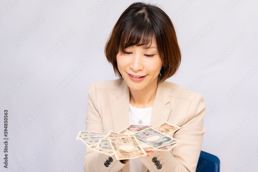 お金の使い道に悩む女性【2020】
お金の使い道に悩む女性【2020】