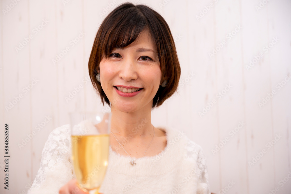【東京都】クリスマスパーティーで乾杯する女性【2020】