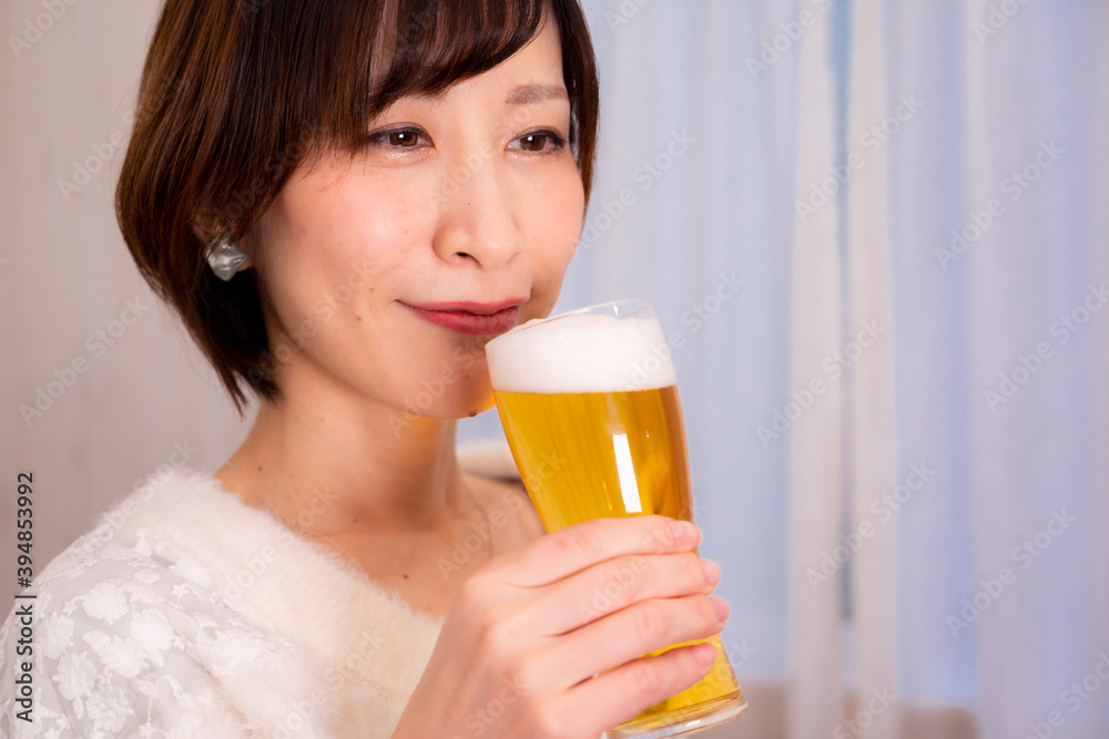 ビールを飲む女性 ビールを飲む女性