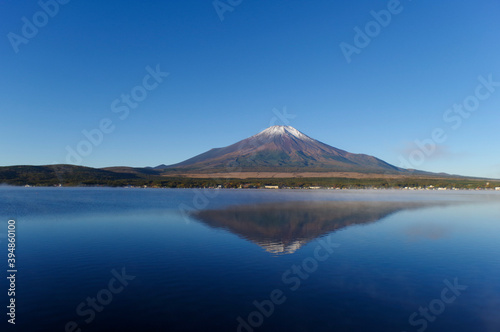 湖面に反射する富士山