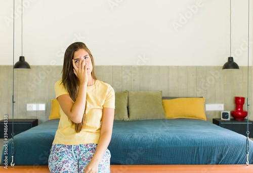 Foto pretty woman feeling bored, frustrated and sleepy after a tiresome, dull and ted