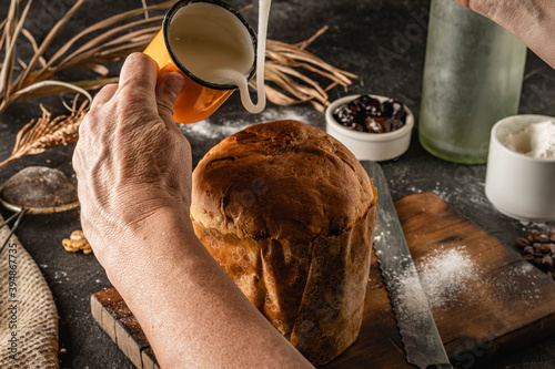 baño de repostería glasse azúcar impalpable sobre budín pan dulce estilo panettone italiano para mesa de navidad o año nuevo cordoba argentina