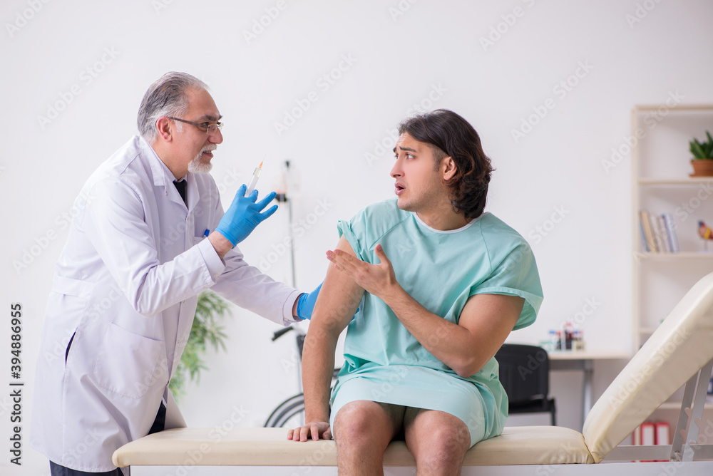 Obraz premium Young male patient visiting experienced doctor