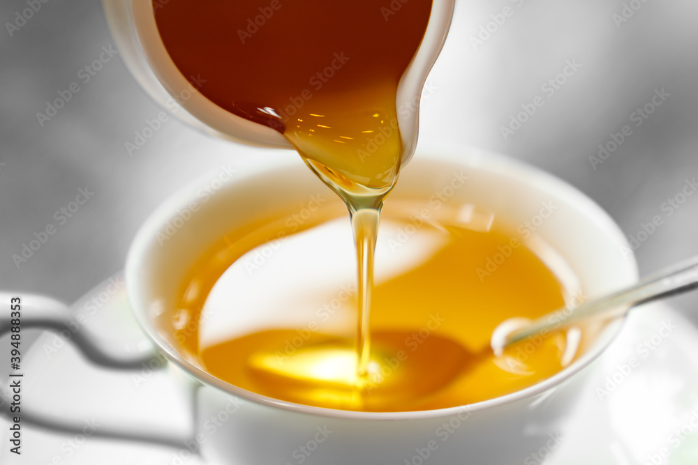 ハーブティーに蜂蜜を入れる瞬間