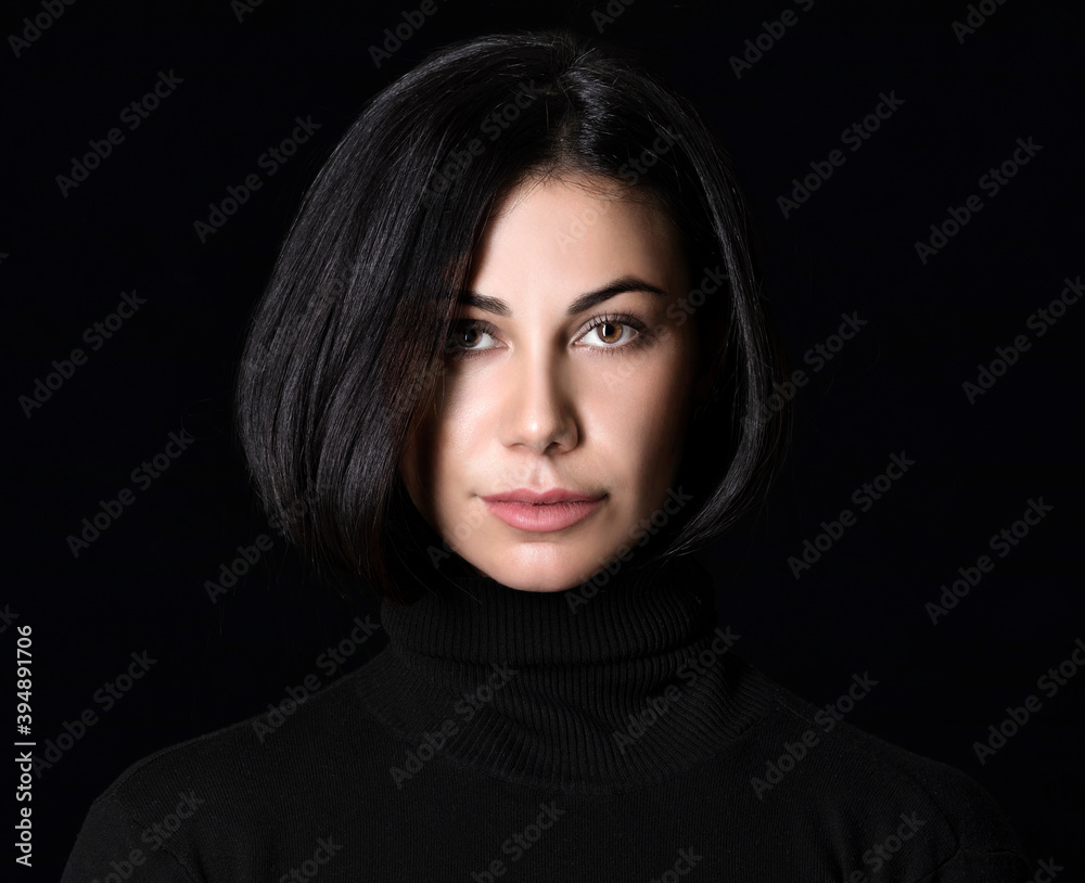 Modella su sfondo nero - primo piano