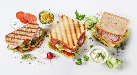 Sierkussen Snackbar Drie gourmet sandwiches op assortiment brood  © exclusive-design