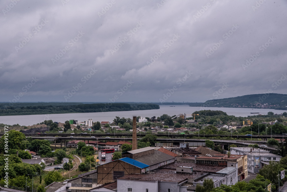 Obraz premium Belgrade city view from a rooftop on a cloudy and cold day