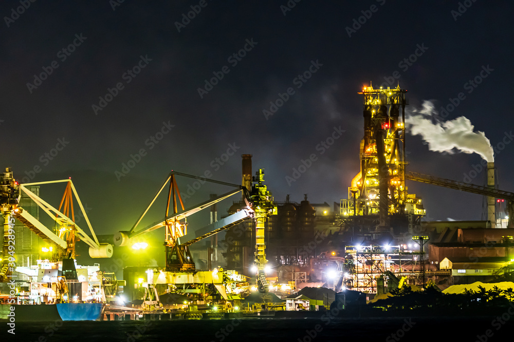 下関から関門海峡を越えて見る北九州工業地帯の美しい工場の夜景