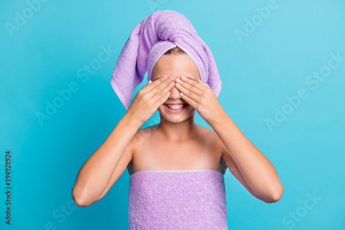Billede på lærred Photo portrait of little girl wearing turban towel hiding guessing closing eyes