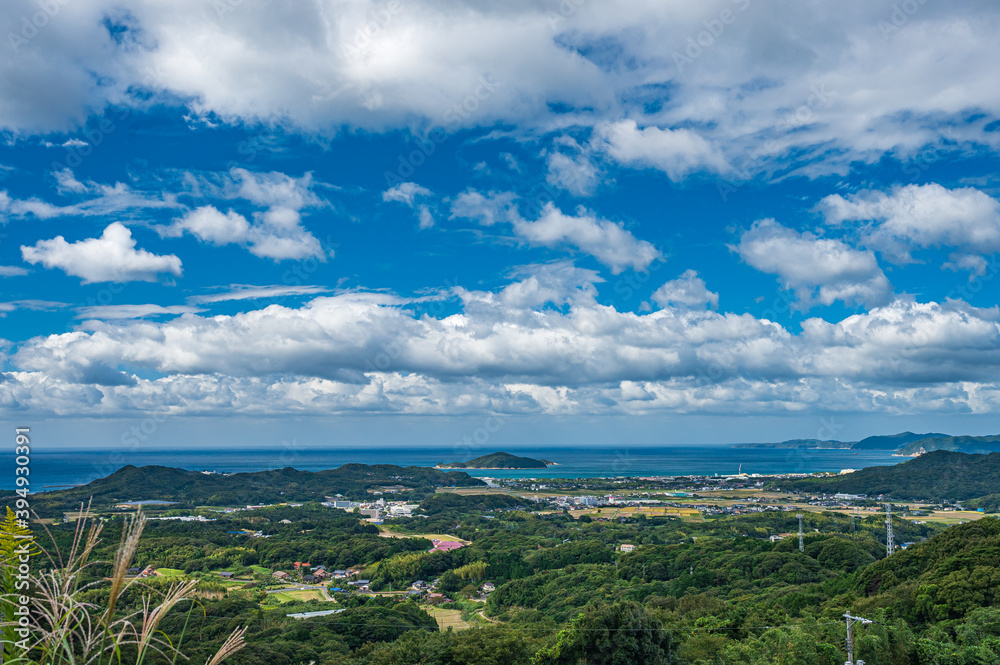 秋の川棚温泉と青空の日本海(山口県)