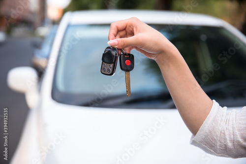 woman hand hold car key