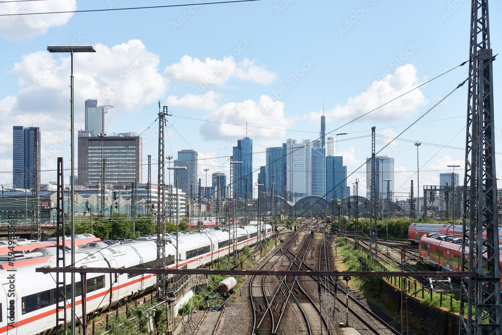 Naklejka premium Gleise mit Frankfurter Skylien