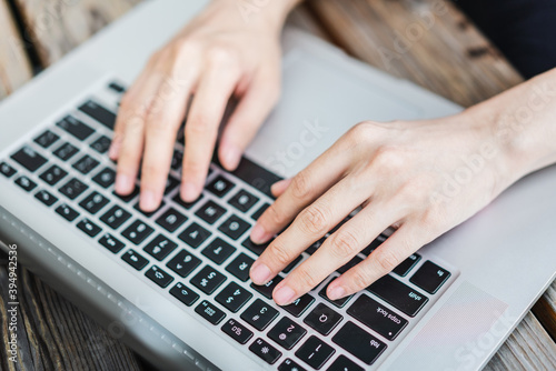 person typing on a laptop keyboard © Anciens