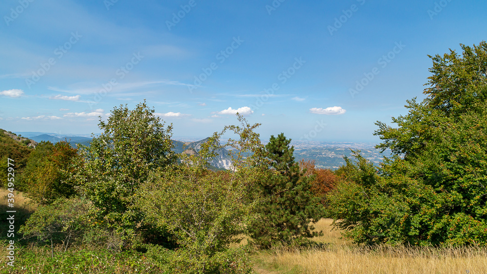 Vista dal sentiero 109AG da Poggio San Romualdo a Castelletta nelle Marche Vista dal sentiero 109AG da Poggio San Romualdo a Castelletta nelle Marche