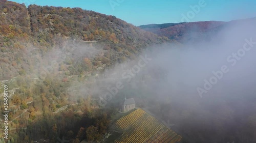 Drohnenflug zeigt Clemenskapelle in Lorch am Rhein, Rheingau in Hessen, Deutschland photo