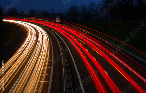 Circulation de nuit sur l'A40 à Neuville-sur-Ain, France