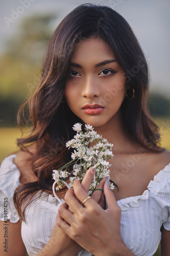 Obraz na płótnie Lifestyle fashion portrait of stylish young asian woman wearing white outfit posing at the field w salonie