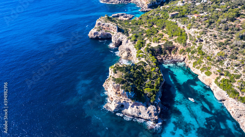 Luftaufnahme, Cala d'es Moro, Felsenküste bei Cala de s'Almonia, Naturschutzgebiet  Cala Llombards, Mallorca, Balearen, Spanien © David Brown