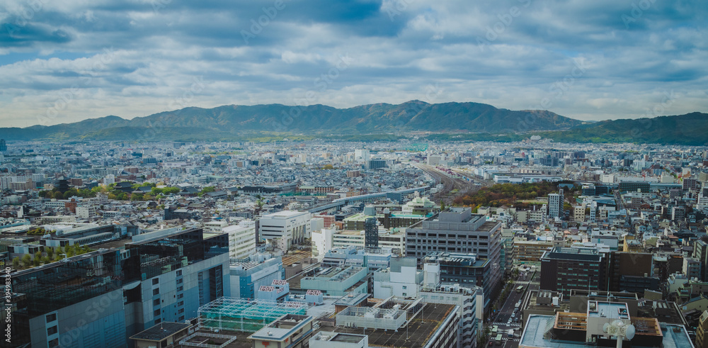 よく晴れた京都市街の遠景と新幹線