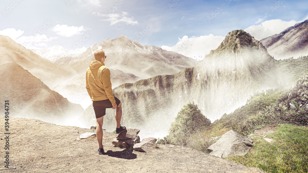 Fototapeta premium Ein Wanderer beginnt seine Reise in den Bergen
