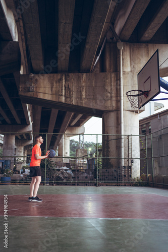 Obraz na płótnie Caucasian young man playing basketball alone w salonie