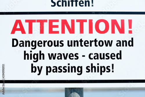 Warnschild Lebensgefahr, Gefahr des Ertrinkens durch Strömung, sog und Wellenschlag, verursacht von vorbeifahrenden Schiffen, Deutschland, Europa
