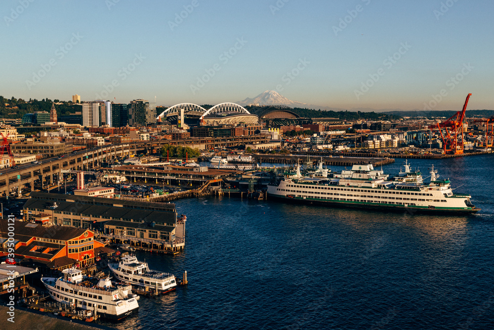 Fototapeta premium View of downtown Seattle skyline in Seattle Washington, USA 