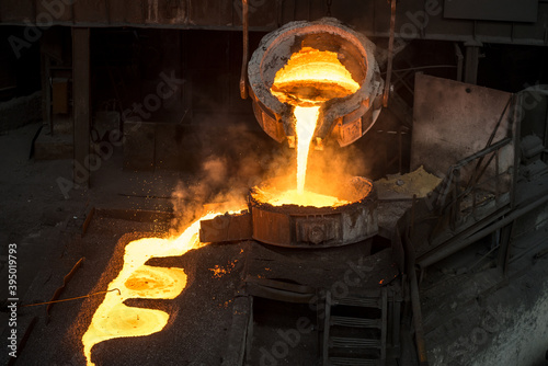 Fotografie Tank pours liquid metal in the molds