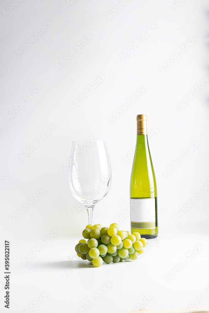 Obraz premium Wine bottle and two wine glasses. Wine bottle against a white background