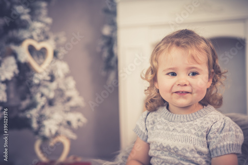 Xmas Weihnachten Portrait kleines Mädchen graues Kleid vor Weihnachtsbaum klatscht in die Hände Weihnachtsszene Var. 3