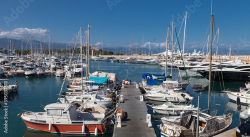 Antibes 5, widok portu jachtowego, Francja, 09.2015 r.