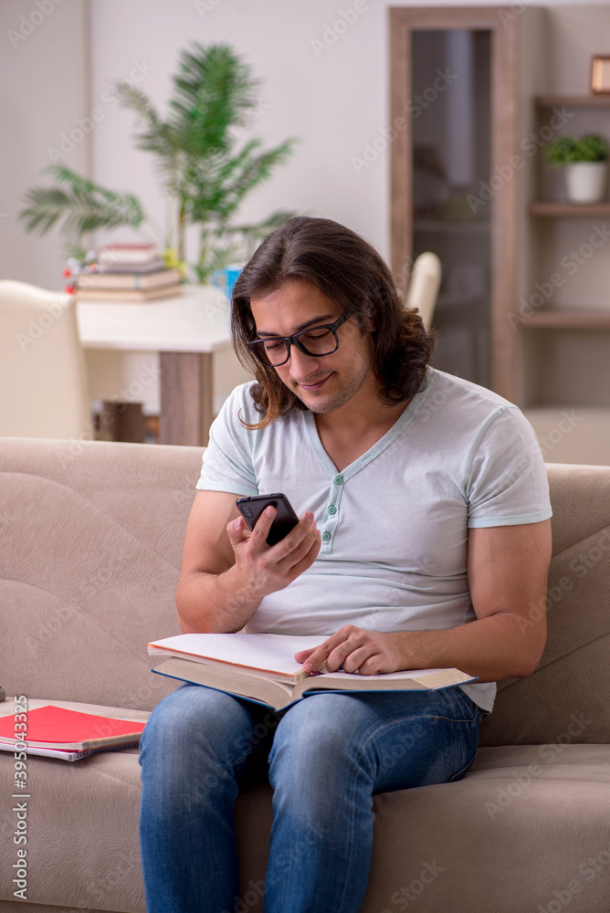 Obraz premium Young male student preparing for exams at home