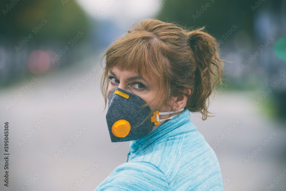 Plakat Woman wearing a real anti-pollution, anti-smog and viruses face mask