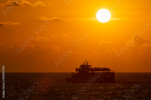 Yacht travel in Acapulco Bay © Inshots