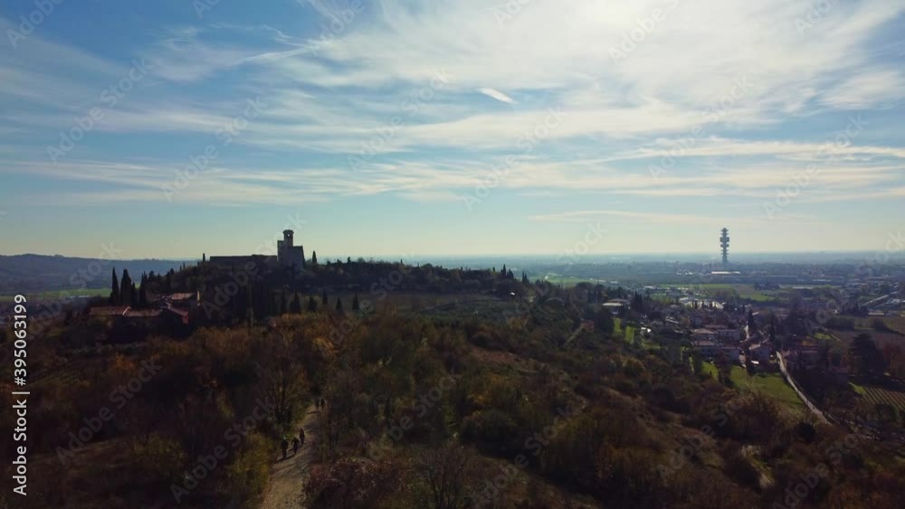 Vista Aerea di un antico castello Medioevale sopra la cima di una collina. Vista Aerea di un antico castello Medioevale sopra la cima di una collina.