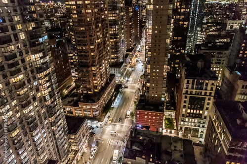 vista aerea di new york col trafico notturno