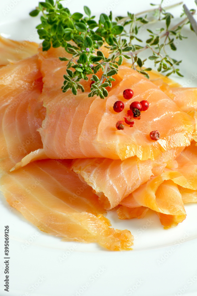 tranches de saumon fumé dans une assiette tranches de saumon fumé dans une assiette