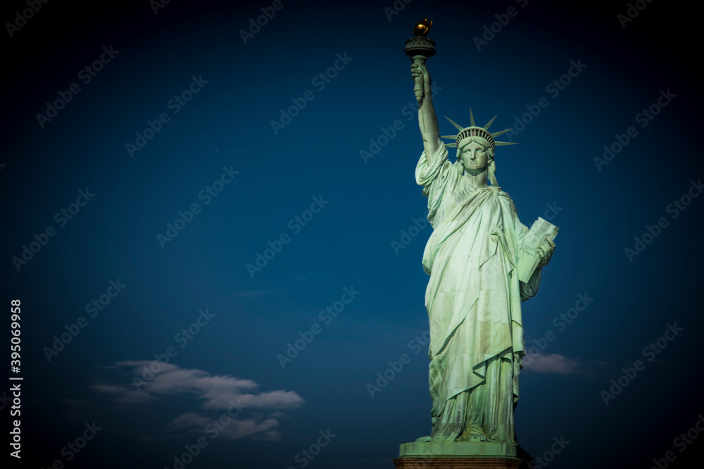 Fototapeta premium la statua della libertà si staglia nel cielo blu