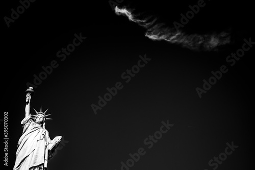 suggestiva immagine della statua della libertà in bianco e nero con nuvola photo