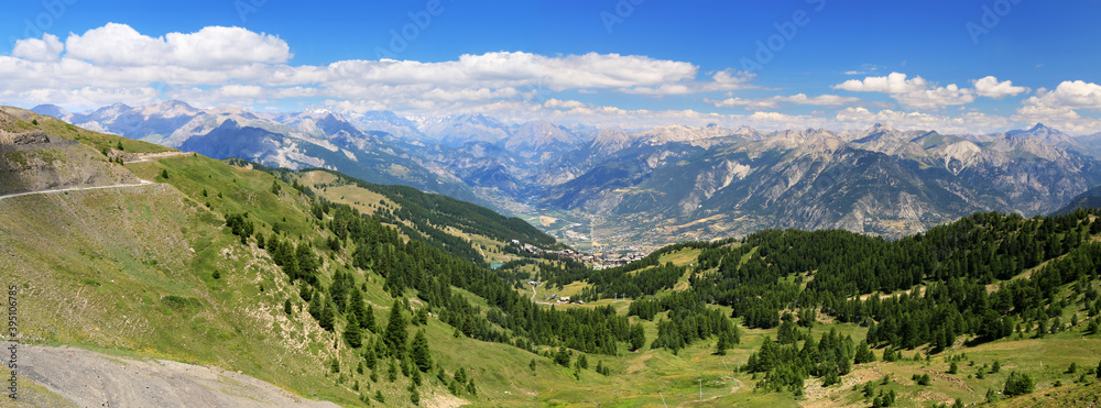 Vue panoramique des Alpes du sud et la vallée de Guillestre en été.