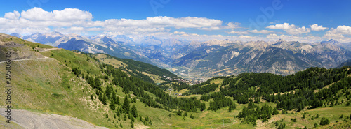 Fototapeta Naklejka Na Ścianę i Meble -  Vue panoramique des Alpes du sud et la vallée de Guillestre en été.