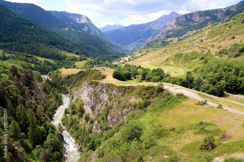 Paysage montagnard dans les Alpes du sud en France.