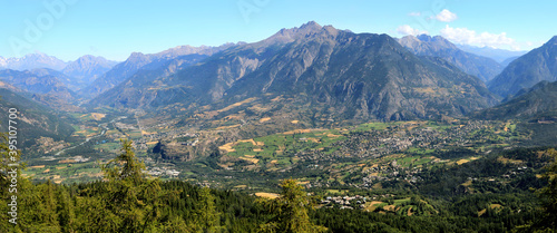 Vue panoramique des Alpes du sud et la vallée de Guillestre en été. © lamax
