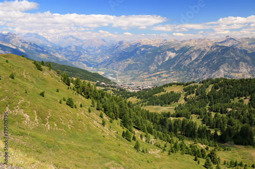 Vue panoramique des Alpes du sud et la vallée de Guillestre en été. © lamax