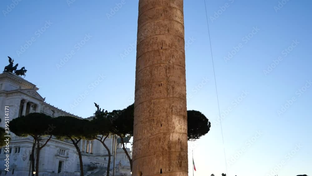 Ripresa a salire della colonna Traianea e sullo sfondo il Vittoriano. Ripresa a salire della colonna Traianea e sullo sfondo il Vittoriano.