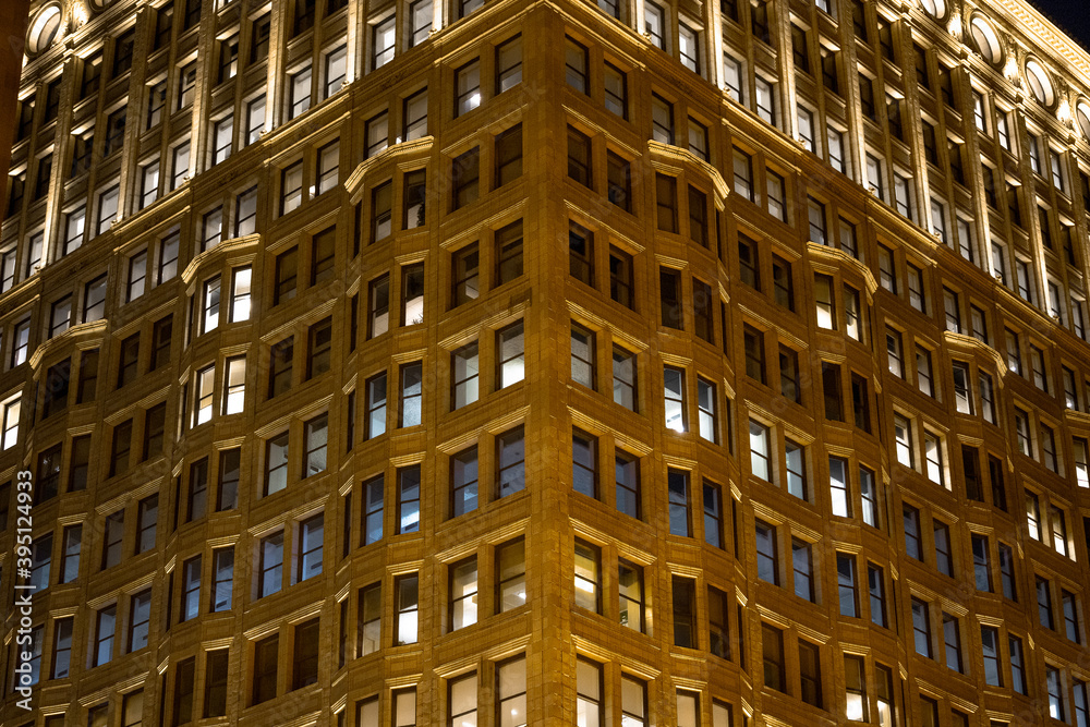 Obraz premium Corner of a building in Chicago sided with windows 